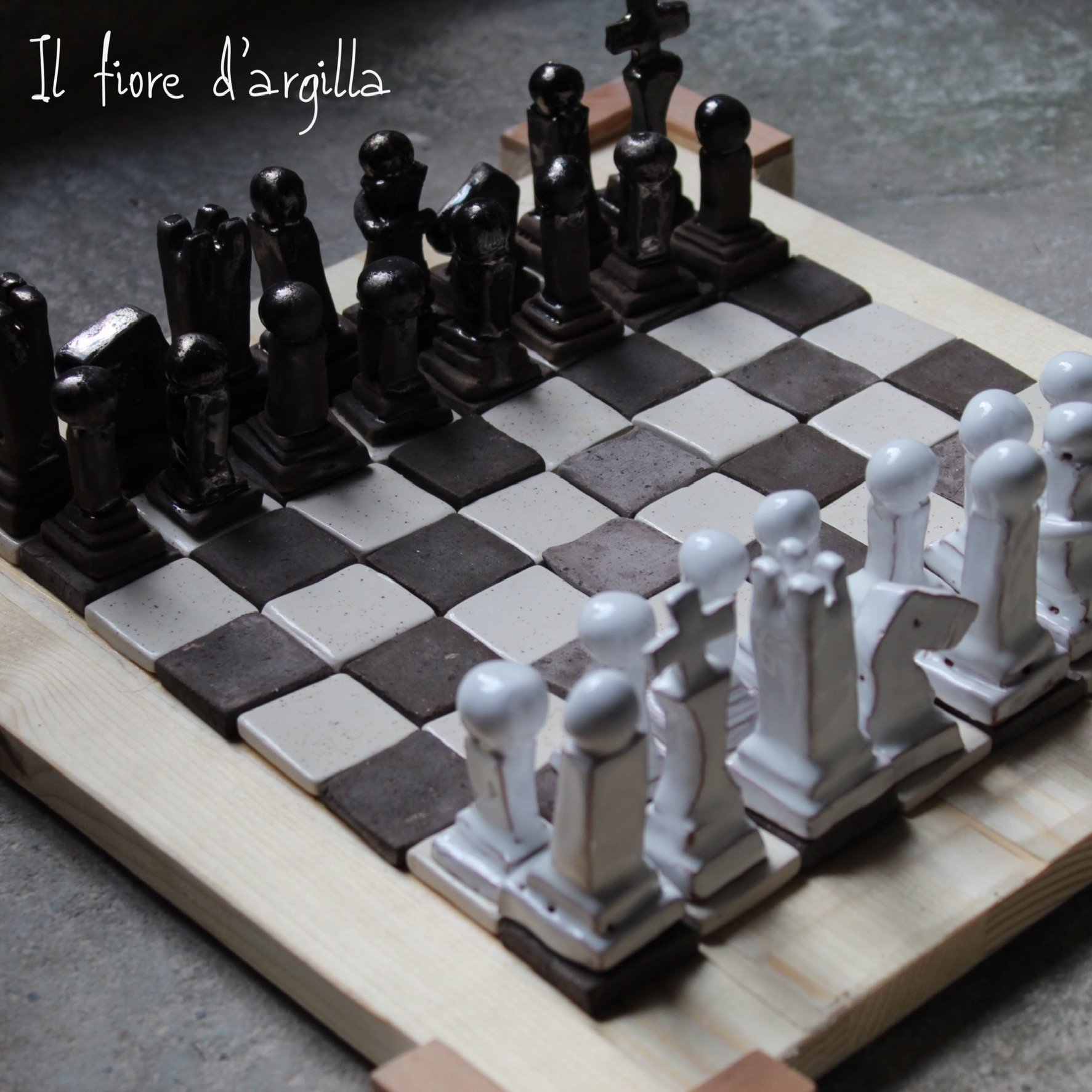 2 x gioco degli scacchi di ceramica e vetro scacchiera personaggi 35 x 35 cm 